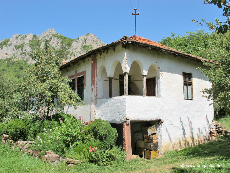 Petačinci, tradicionalna stogodišnja kuća s ćoškom - tremom